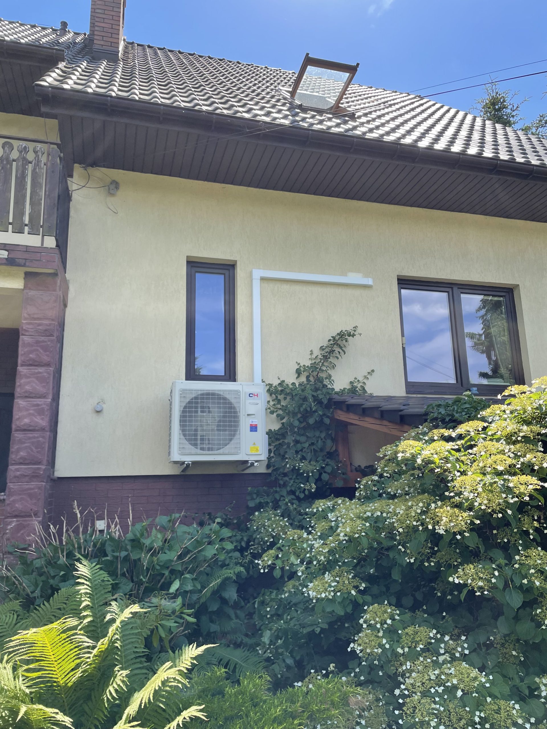 zdjęcie klimatyzatora na zewnątrz domu