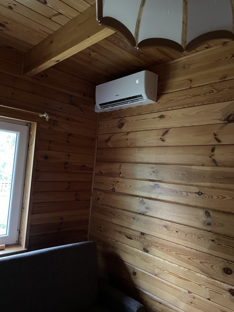 klimatyzator na drewnianej ścianie
