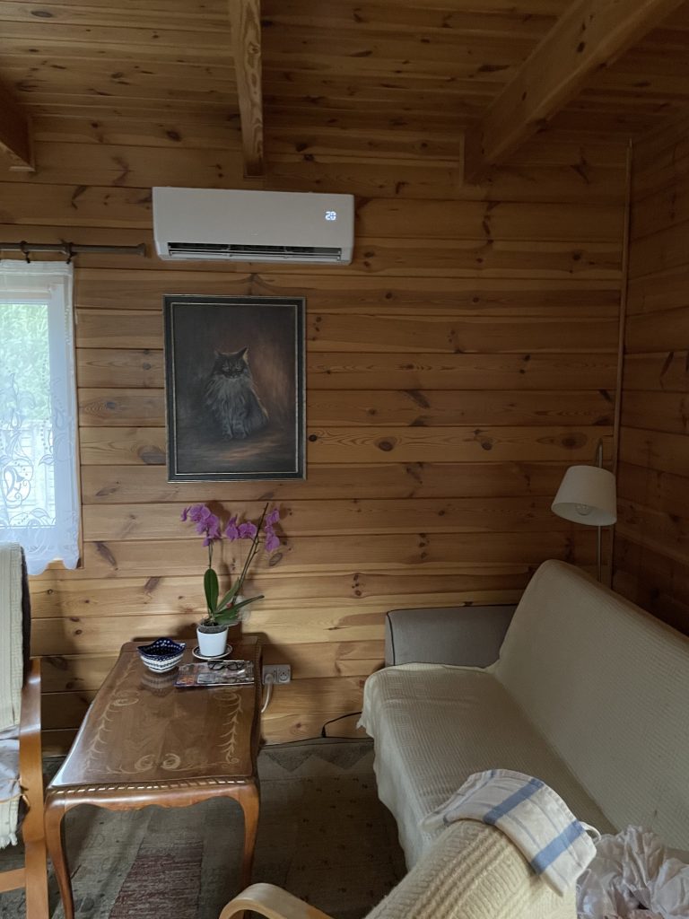 biały klimatyzator na drewnianej ścianie