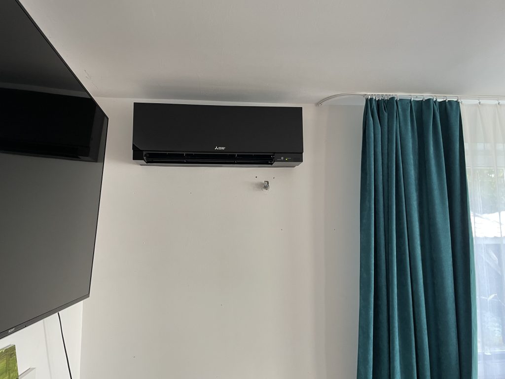 zdjęcie klimatyzatora czarnego na białej ścianie